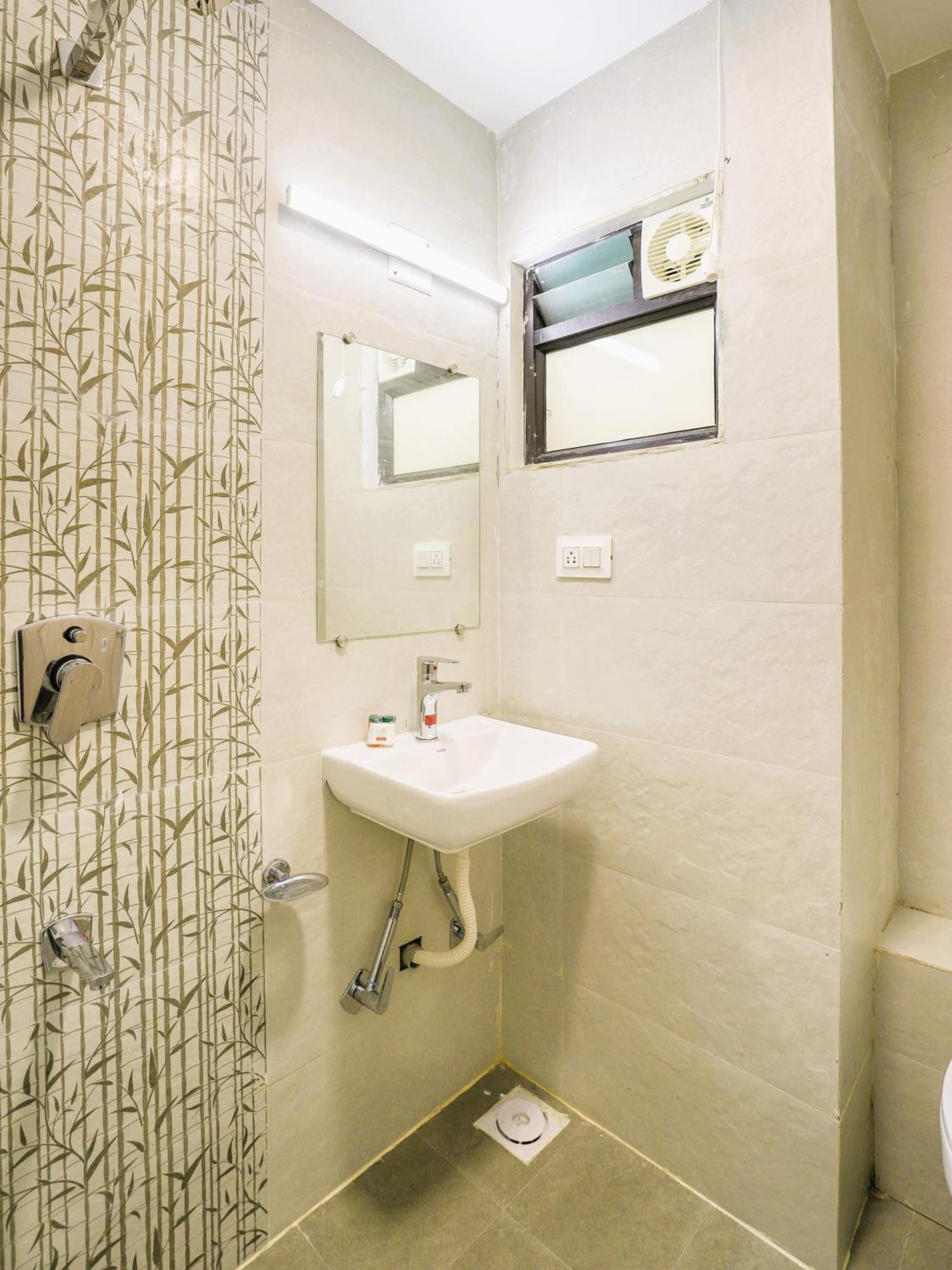 Stayguru Hotel Atithi Bhuj Ngoại thất bức ảnh
