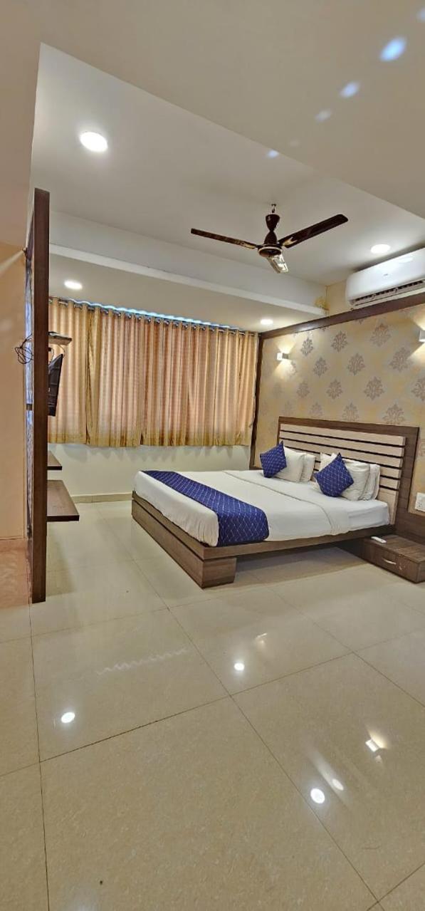 Stayguru Hotel Atithi Bhuj Ngoại thất bức ảnh